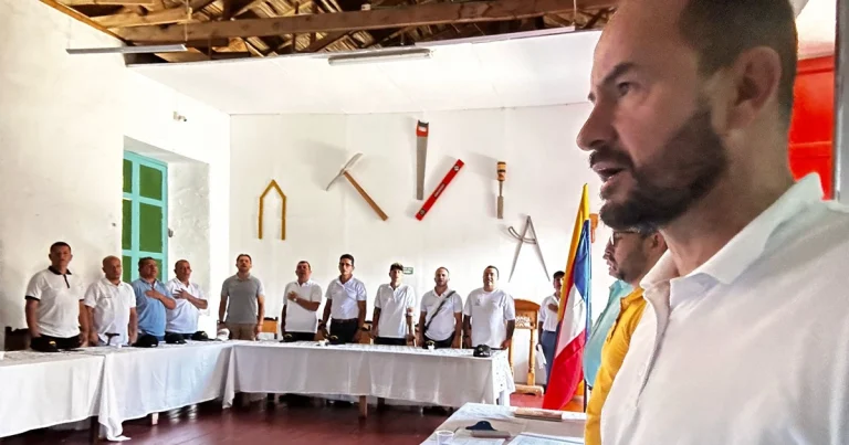 Un Abrazo de Solidaridad para Quienes Dedicaron su Vida a Servir