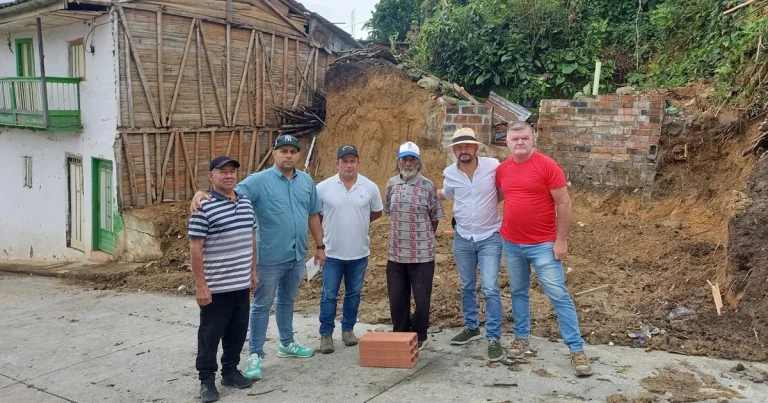 Salamina levanta el hogar de Suso con manos solidarias