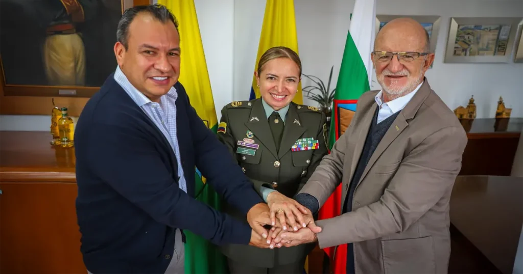 En la imagen aparecen de izquierda a derecha, el señor secretario de Gobierno departamental Jorge Andrés Gómez Escudero, la señora Coronel Rocío Milena Melo Puerto Comandante del departamento de Policía Caldas y el señor Gobernador del departamento de Caldas Henry Gutiérrez Ángel. Fotografía Policía Caldas Comunicaciones