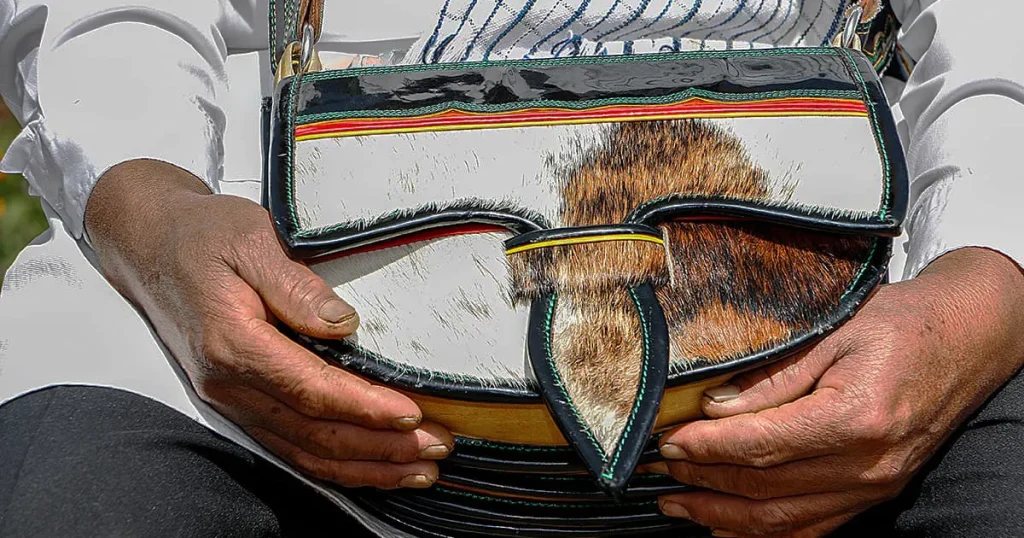 Alma de Cuero y Raíz Paisa en la Epopeya de la Colonización Antioqueña