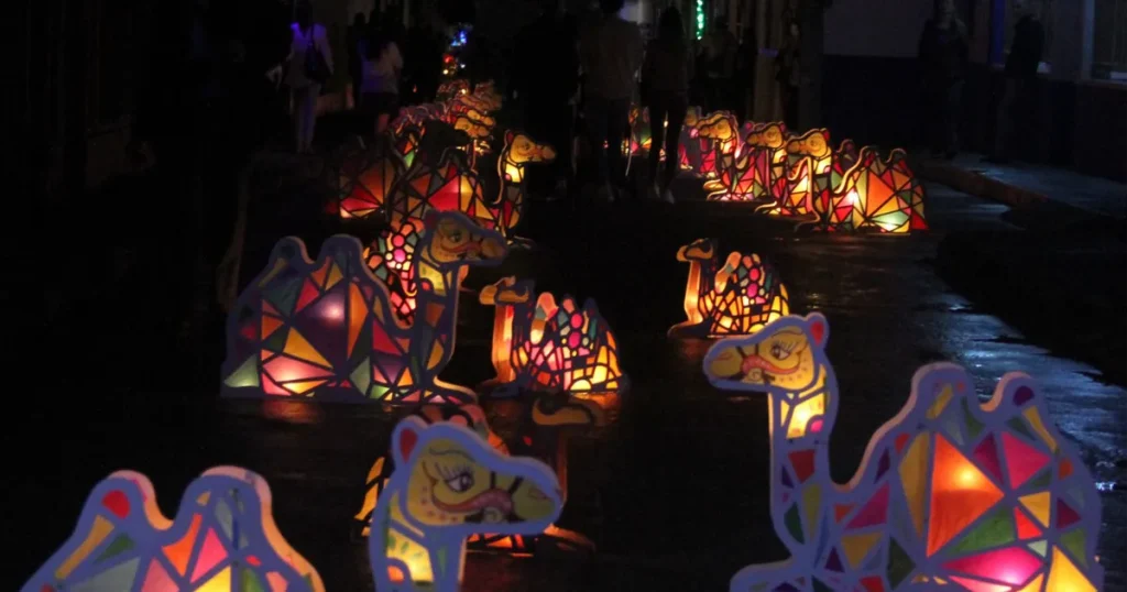 Faroles iluminando las calles coloniales en la Noche del Fuego de Salamina