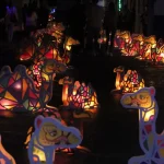 Faroles iluminando las calles coloniales en la Noche del Fuego de Salamina