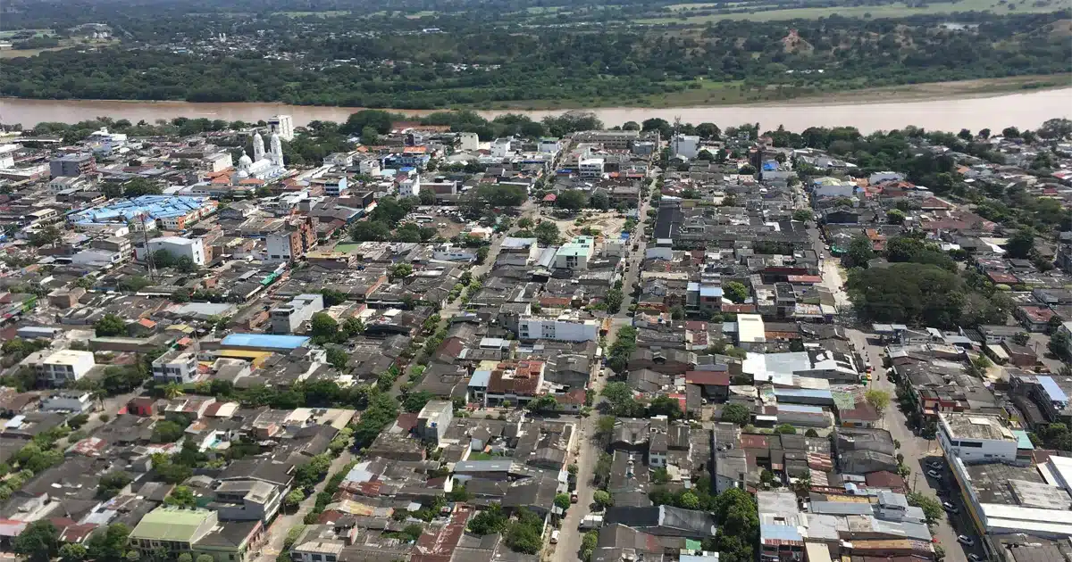 Vista aérea de La Dorada Caldas con iglesia y río Magdalena