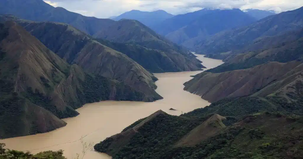 Vista aérea del Cañón del río Cauca en Caldas, Colombia, donde la geografía reclama integración