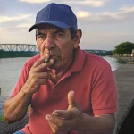 Hombre mayor con gorra