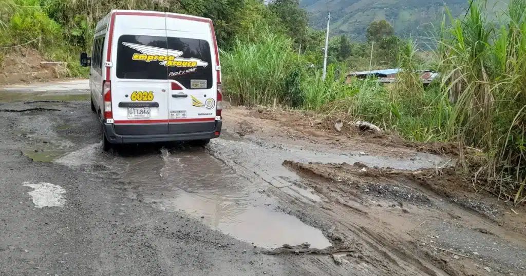 Carretera deteriorada del oriente de Caldas