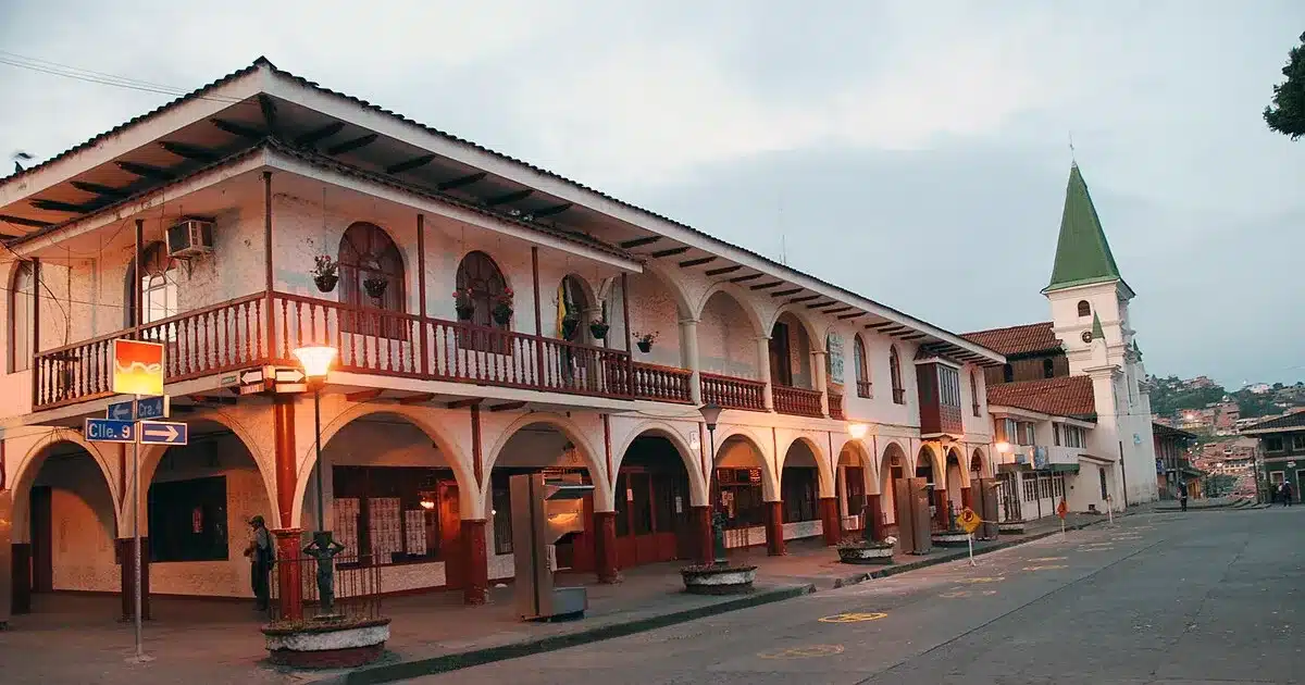 Casa administrativa de Villamaría y su iglesia principal al atardecer