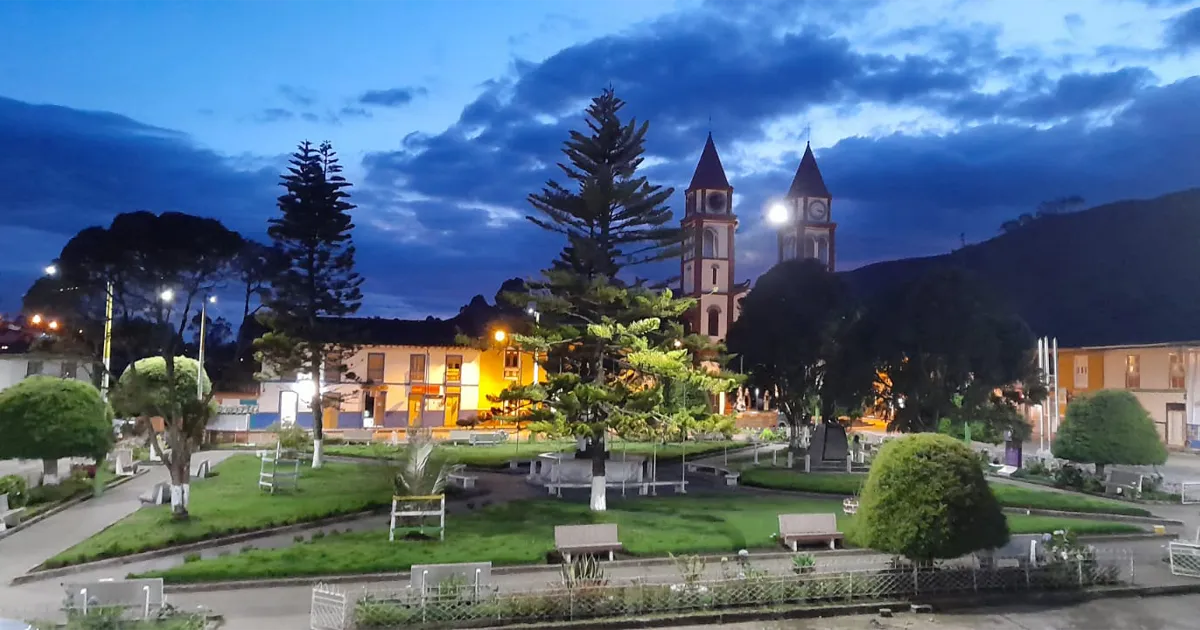 Parque principal de San Félix, Salamina, Caldas, símbolo de memoria y tradición.